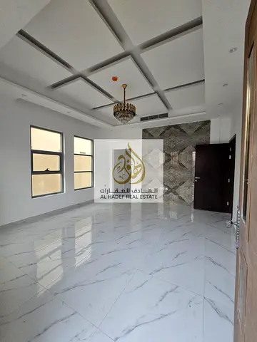 🏡 **فيلا فاخرة للإيجار السنوي في الياسمين – عجمان** 🔥  📍 **موقع مميز جدًا:** تقع الفيلا على شارع الشيخ محمد بن زايد مباشرة، وبجوار منطقة الرحمانية
