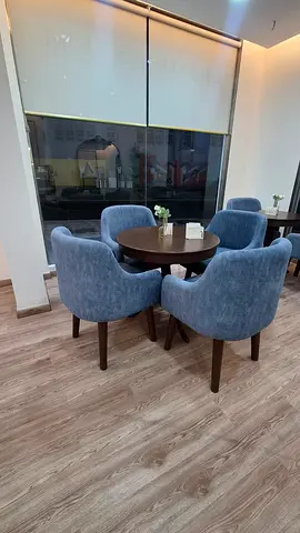 كراسي وطاولة كافيه