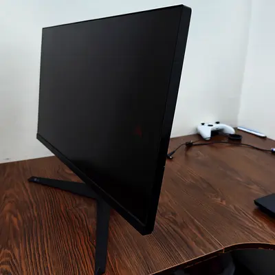 العنوان: شاشة قيمنق LG UltraGear 24GQ50F-B (165Hz) بحالة كالجديدة تماماً – أ