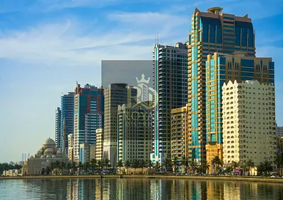 فرصة لا تُعوّض | أقل من سعر السوق | شقة فاخرة 3 غرف نوم + غرفة خادمة | إطلالة مائية كاملة | 2,200 قدم² | برج المها – المجاز2