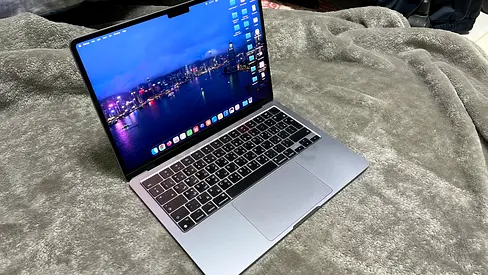 Macbook Air (with box and charger)