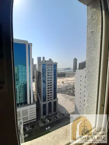 غرفة وصالة للإيجار السنوي في شارع جمال عبد الناصر – الشارقة • موقع مميز مقابل لولو هايبر ماركت. • قريب من قناة القصباء. • إطلالة مفتوحة على معلم رئيسي