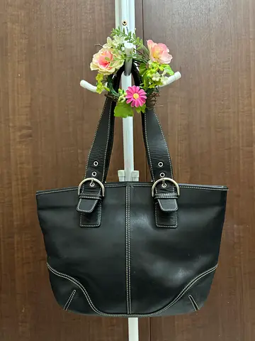 Vintage Y2K Black Leather coach Soho Style Shoulder Bag.