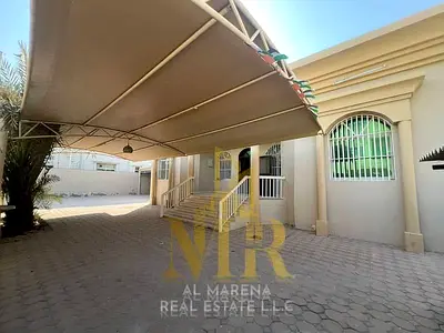 للبيع: فيلا سكنية بتصميم عصري وتقسيم مالي وعائلي ممتاز، تقع في موقع استراتيجي ومميز بمنطقة **المويهات 3** بعجمان، بالقرب من شارع الشيخ عمار ومقابل م