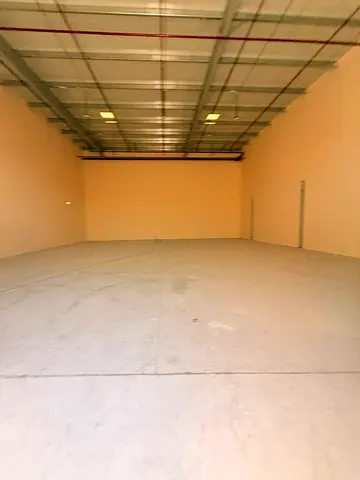 للإيجار في الشارقة – صناعية الصجعة | شبرة تجارية/صناعية أول استخدام بمساحة 3,850 قدم مربع مع كهرباء 38 كيلوواط
