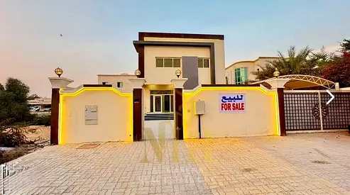 للبيع فيلا بمنطقة الروضة 1جنب المسجد طابقين وروف مساحة 5200 قدم بسعر شامل الكهرباء والمياه والمكيفات تملك حر
