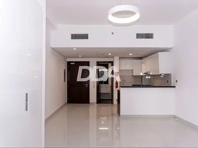LARGE STUDIO | UNFURNISHED | PRIME LOCATION