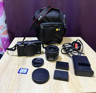 Canon EOS M100 mirrorless kit with 15-45mm lens, bag, 2 batteries, charger, SD card