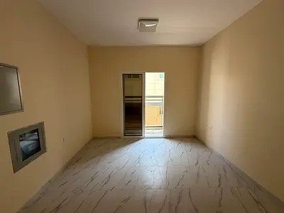بنايه جديده / اثنين حمام / موقع استراتيجي / على مخرج دبي / مناسب للعوائل