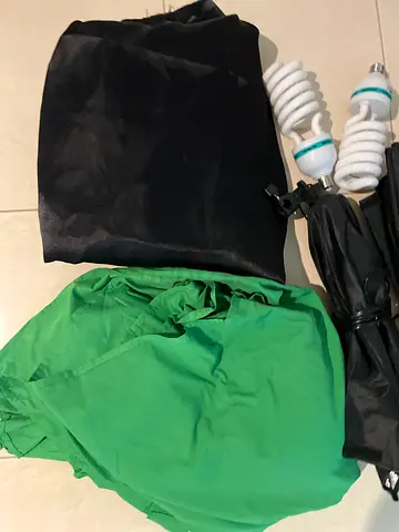 AED 180 – Photography Studio Lighting Kit, Green and black Backdrops & Stands
