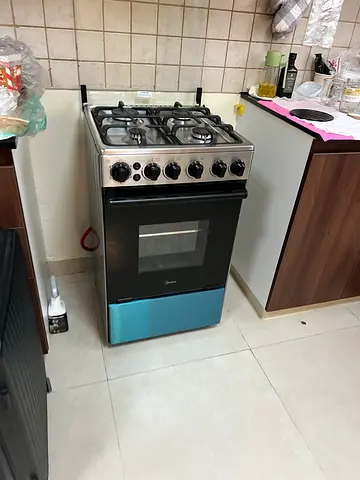 Used freestanding gas oven with Lpg Cylinder and 4-burner stove in good working condition