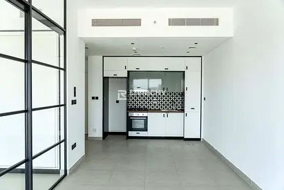 BRIGHT | MODERN| OPEN VIEW | CHILLER FREE | VACANT