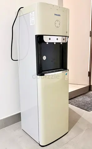 Bottom-loading water dispenser