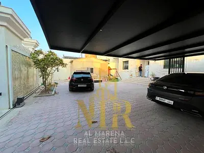 للبيع فيلا بمنطقة الروضة 1جنب المسجد طابقين وروف بسعر شامل الكهرباء والمياه والمكيفات والاثاث تملك حر