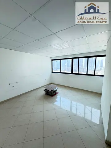 🔥 غرفتين وصالة في القصباء | خزائن حائط | 3 حمامات | 50,000 درهم 🇦🇪 شقة غرفتين وصالة للإيجار السنوي – القصباء، الشارقة