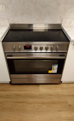 Midea 5 burners full electric digital cooking range Sam like new condition
