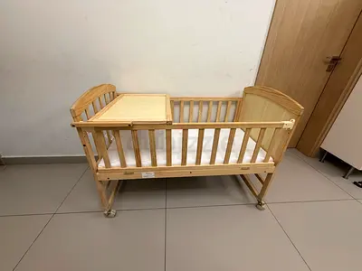 Wooden Baby Crib with Side Extension and Wheels, rocker