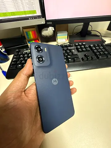 Motorola e15 smartphone - good condition, blue back, dual camera