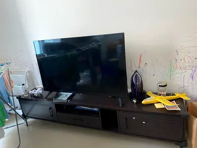 Smart tv Philips 50 inch with New Wooden TV Stand - Good Working Condition