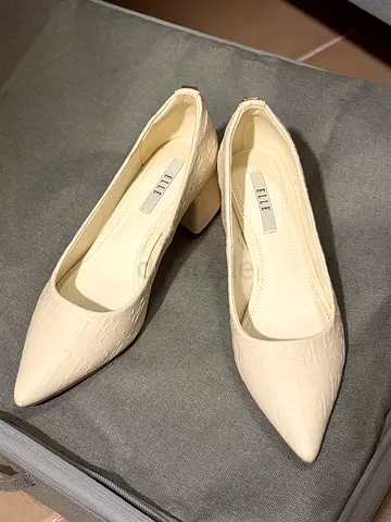 Elle close-toe shoes