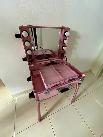 AED 200 – Pro Makeup Trolley with Lights & Mirror