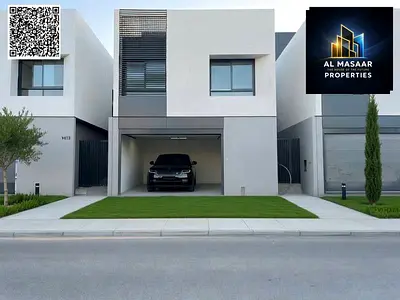 فيلا للبيع بسعر مميز، مكونة من طابقين وسطح وحديقة، وتشمل التكييف.