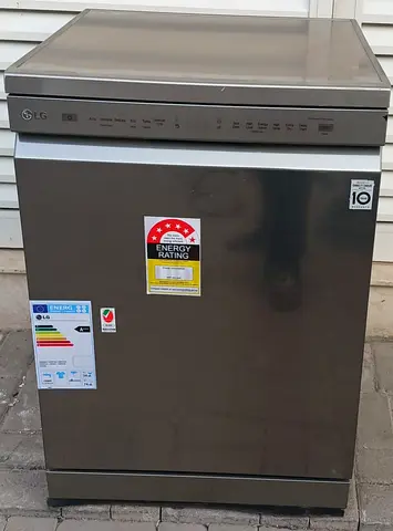LG freestanding stainless steel dishwasher - good working condition