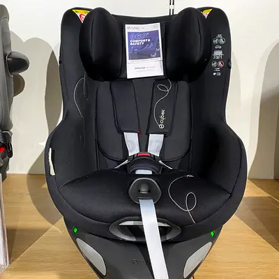 New Cybex sirona G i size car seat with attached base