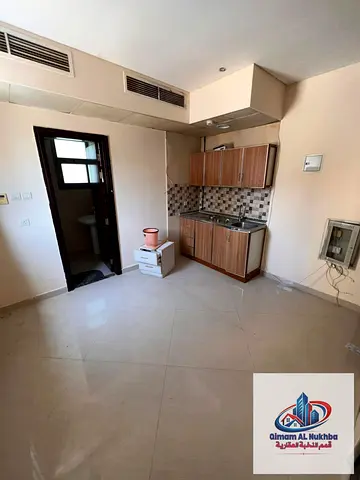 ميزة الموقع تبدأ من قرب الكورنيش فهذا الاستوديو في القليعة يقع على خطوات منه ليمنحك سهولة الوصول إلى الواجهة البحرية ويضعك في موقع عملي قريب من الأماك