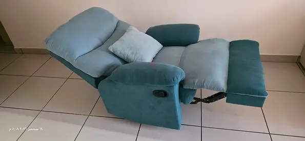 Premium Home Centre Recliner  Reupholstered & Waterproof كرسي استرخاء فاخر من هوم سنتر – مُعاد تنجيه