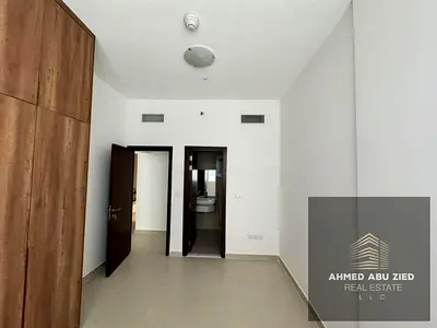 غرفه ماستر وصاله كبيره اول ساكن تكيف مركزى خزائن حائط بلكونه اطلاله مفتوحه 2حمام تشطيب راقى مطبخ مغلق تسهيلات بالدفع قريب لمخرج دبى الشارقه تأمين شيك