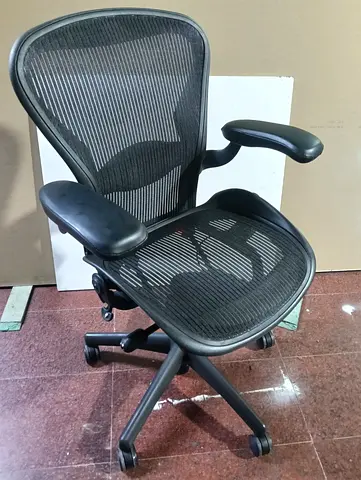 For selling Herman Miller Areon classic chair size B and C available