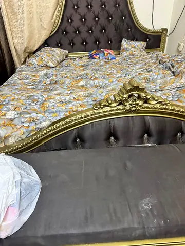Ornate tufted king-size bed with matching bench - good condition