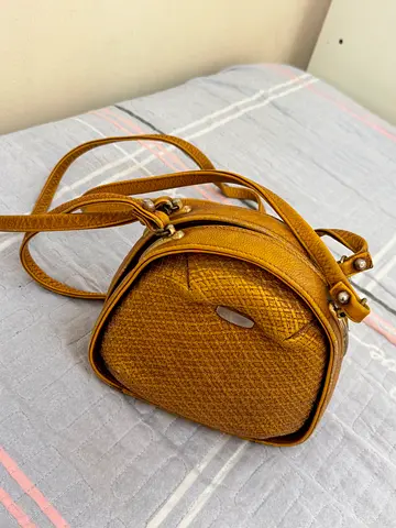 Classic -style mustard yellow crossbody purse