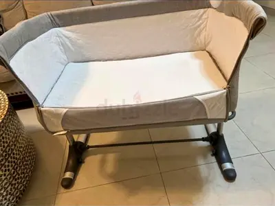 Next to Me bedside bassinet / co-sleeper in good condition