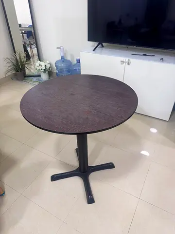 Round wooden pedestal table with black base - good condition