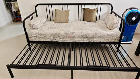 Metal daybed with pull-out trundle and cushions - good condition and kitchen Burner
