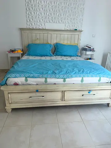 Free bed with 2 side tables
