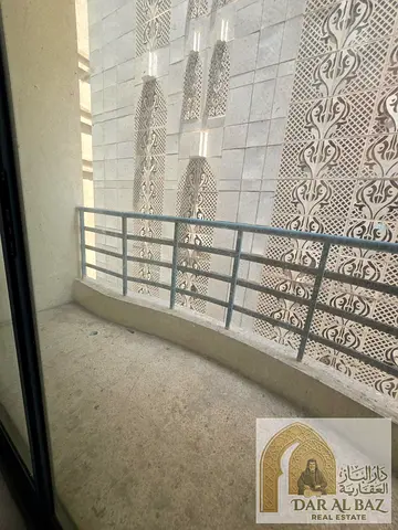 شقة 3 غرف وصالة للإيجار السنوي في منطقة القصباء بالمجاز 3 في الشارقة، بموقع مميز وحيوي، وتتميز بمساحات كبيرة جداً توفر راحة واسعة للعائلات