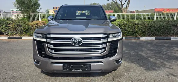 TOYOTA LAND CRUISER VXR TWIN TURBO FULL 0PTION MODEL 2023 G.C.C ACCIDENT FREE ORIGINAL PAINT