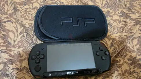 PSP Street, like new, no scratches, used a few times, modded with games.