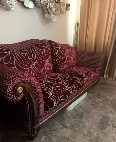 10-person sofa set - perfect condition, traditional design (299 AED)