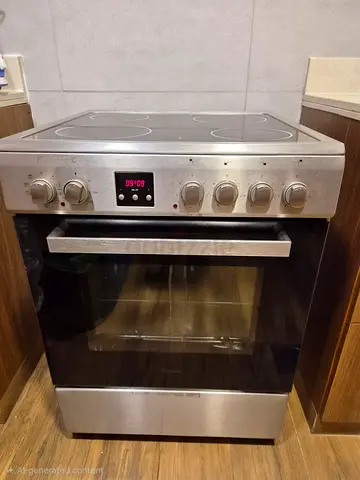 Used freestanding whirlpool electric cooker with ceramic hob and oven - stainless steel