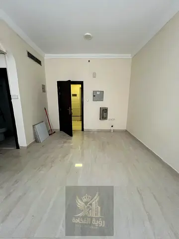استوديو للإيجار بمواصفات مميزة ومناسب للسكن، يتميز بتوفير الخصوصية والراحة، حيث يحتوي على مطبخ منفصل عن مساحة الاستوديو، مما يوفر مساحة عملية ومناسبة