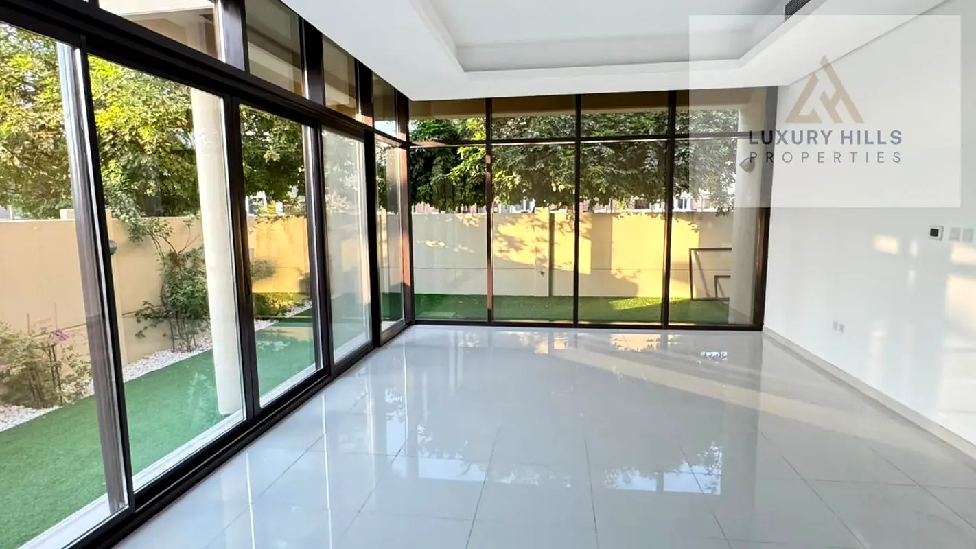 Exclusive Family Home - End Unit - Near Park