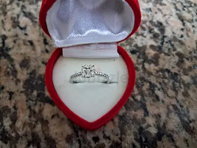Like new 18k white gold diamond ring from damas sizes 7