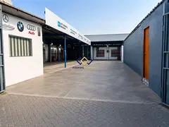 Spacious Warehouse / Garage | Main Road | Car Wash & Oil Change Area