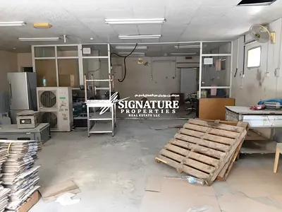 مستودع للإيجار بمساحة 1400 قدم مربع، مزود بكهر2باء ثلاثية الطور (3 Phase)، يقع في منطقة الجرف الصناعية - عجمان.