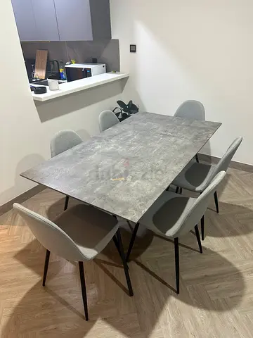 Dining Room Table and 6 Chairs