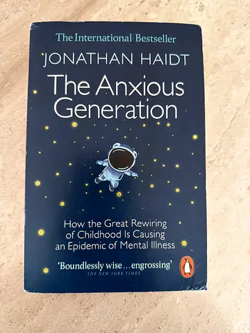The Anxious Generation by Jonathan Haidt (Paperback)